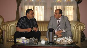 عمار صالح ابن شقيق الرئيس السابق علي عبد الله صالح (يمين) في منزله - أرشيفية