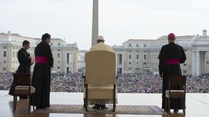 حث البابا مسؤولي الفاتيكان على أن يكونوا أكثر بهجة - أ ف ب