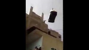 يمني يرفع سيارته على سطح منزله خوفا من سرقتها 