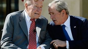 بوش الأب يستخدم كرسيا متحركا منذ 5 سنوات ويعاني من الشلل الرعاش- أ ف ب 