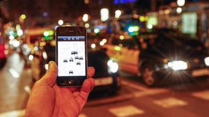 تطبيق أوبر على أحد الهواتف الذكية داخل سيارة أجرة ببرشلونة - أ ف ب