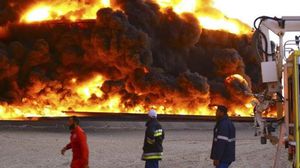 خزانات النفط مشتعلة منذ أيام بعد قصف عنيف عليها - فيس بوك