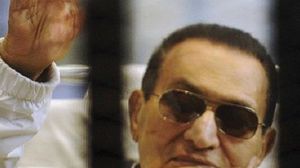 صورة لمبارك يحيي أنصاره من داخل قفصه - أرشيفية