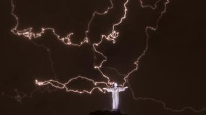 صاعقة بالسماء فوق تمثال المسيح المخلص بريو دي جانيرو بالبرازيل - أ ف ب