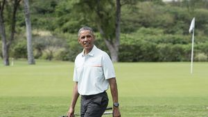 الرئيس الأميركي باراك أوباما خلال ممارسته رياضة الغولف في هاواي - أ ف ب