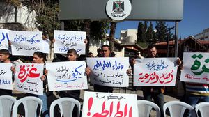 فلسطينيون يغلقون مقر رئاسة الحكومة في غزة - الأناضول