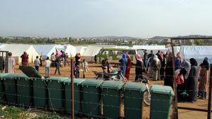 لاجئون سوريون بشمال لبنان يواجهون الخطر بعد تخفيض مساعدات الأمم المتحدة (الأناضول)