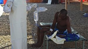 ممرضة تسعف مصابا بايبولا في كيناما في سيراليون - أ ف ب