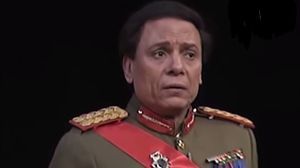 القذافي اعتبر أن عادل إمام يستهدفه بشخصية المسرحية - يوتيوب