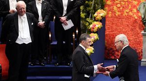 العالم التركي يتسلم جائزة نوبل من ملك السويد ـ أ ف ب