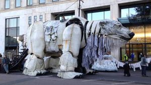 منظمة السلام الأخضر تستخدم الدب القطبي للاحتجاج على القضايا البيئية - أرشيفية