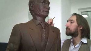 الفنان الروسي خلال نحت التمثال - يوتيوب
