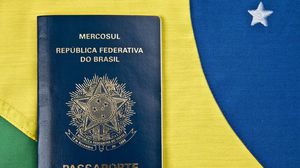 تقول الشرطة إن بعض الجوازات البرازيلية المزورة استخدمت للسفر إلى أمريكا وأوروبا