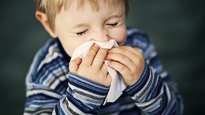 يعاني الأطفال كثيرا من نزلات البرد والانفلونزا بفصل الشتاء ـ أرشيفية