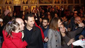 الأسد وزوجته التقطا صورا مع موسيقيي ومنشدي "جوقة الفرح" ـ فيسبوك