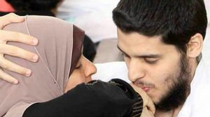 خالد سحلوب يقبل يد والدته أثناء إحدى جلسات محاكمته - تويتر