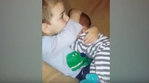 الطفل الأمريكي يحتضن شقيقه حديث الولادة بكل حنان ـ يوتيوب