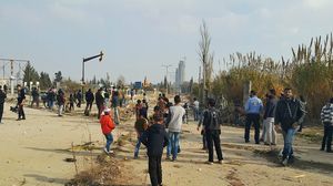 خرج عدد محدود من المدنيين والمسلحين من حي الوعر بعد الهدنة - عربي21