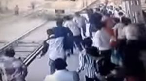  المقطع تم تصويره بمحطة قطار "أمبرناث" بالعاصمة الهندية مومباي - يوتيوب