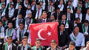 شباب غزّيون يرفعون علم تركيا في عرس جماعي - الأناضول