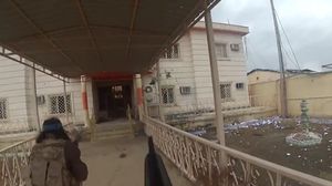 لحظة دخول أحد عناصر تنظيم الدولة مقر الجيش العراقي قرب جامعة الأنبار، حيث فجّر نفسه فيه - يوتيوب