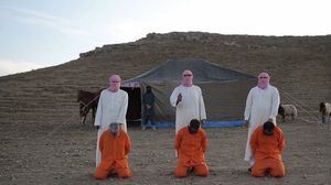 ارتدى عناصر التنظيم زيا "بدويا" كما قاموا بإخراج الأشخاص الثلاثة من داخل الخيمة - يوتيوب