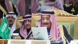 الملك سلمان أثناء افتتاح قمة التعاون الخليجي ـ واس