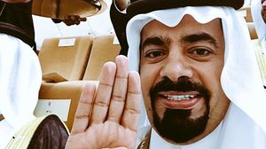 العذبة رافعا شارة "رابعة" في مؤتمر القمة الخليجية بالمنامة قبل أيام - تويتر