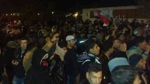 حشد من أهالي العمارة يحاصرون مقر إقامة نوري المالكي - روداو
