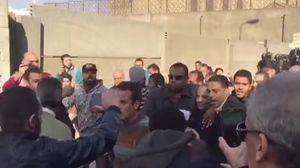 لحظة إخراج أحمد موسى بحماية أمنية من محيط الكنيسة - يوتيوب