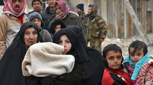 عائلات نازحة من شرق مدينة حلب السورية- أ ف ب