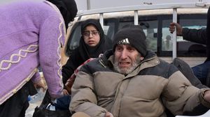 مسن يبكي خلال نزوح من حلب جراء هجوم النظام ومليشياته- أ ف ب