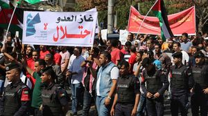 احتجاجات شعبية أردنية واسعة ضد توقيع الحكومة الأردنية صفقة الغاز مع إسرائيل- أ ف ب 