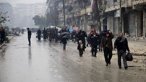 مدنيون يغادرون أحياء حلب هربا من القصف العنيف - ا ف ب