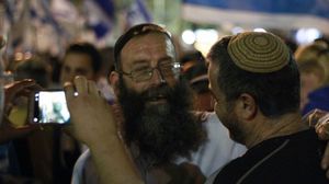 ناشط اليمين اليهودي المتطرف باروخ مارزل يلتقط صورة مع أحد معجبيه