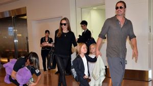 براد بيت وأنجلينا جولي في وقت سابق في مطار طوكيو عام 2013- أ ف ب 
