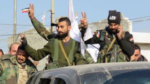 يحوّل النظام السوري الموظفين المدنين إلى مقاتلين في مليشياته