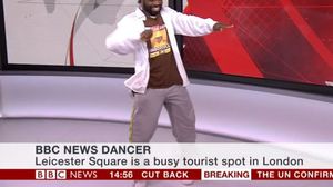 الراقص "كورفيل كافي" خلال تأديته لرقصته الشهيرة في ستوديو الأخبار لقناة "بي بي سي"- يوتيوب