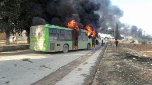 أحد الباصات التي تم إحراقها في محيط قريتي كفريا والفوعة الشيعيتين - تويتر