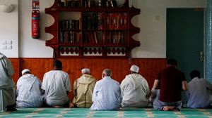 مصلون في أحد مساجد مدينة "نورماندي" شمال فرنسا- أ ف ب 
