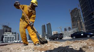 حوالي  150 ألف عامل مصري يعملون في قطر