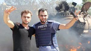 توفي المصور السوري خالد العيسى (يسارا) متأثرا بجراح سببها انفجار عبوة ناسفة- أرشيفية