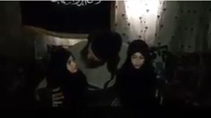 الأب أثناء توديعه ابنتيه قبل أن تتوجه واحدة منهما لتفجير نفسها في فيديو أكّده النظام والمعارضة لاحقا- يوتيوب