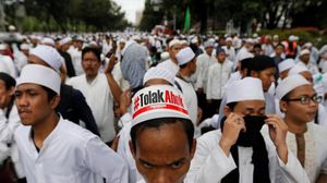 تجمع المحتجون وهم يرتدون اللون الأبيض وعبروا عن غضبهم إثر تصريحات حاكم جاكرتا- تويتر