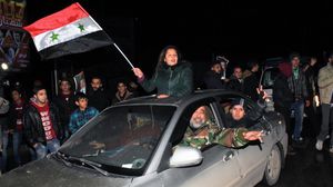 موالون للأسد في أحياء حلب الغربية يحتفلون بانسحاب المعارضة من أحياء حلب الشرقية- أ ف ب