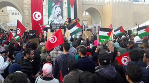 رددوا شعارات منددة باغتيال الزواري ورفعوا الأعلام التونسية والفلسطينية- عربي21
