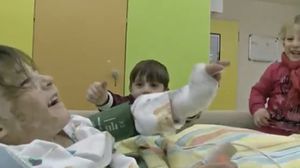 طبيبة ألمانية دعت "فاطمة" وعائلتها للإقامة في بلدها أملا بعلاج الطفلة التي أحرق جسدها طيران النظام - بي بي سي