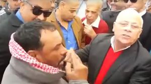 محافظ بور سعيد (يمينا) يمسك بالمواطن المشتكي متهما إياه بأنه من الإخوان المسلمين- يوتيوب