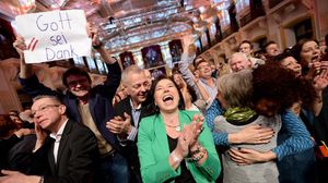 احتفل أنصار المرشح الليبرالي بإعلان فوزه في قصر هوفبورغ في فيينا - أ ف ب