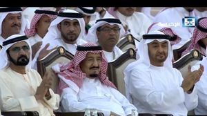 الملك سلمان بين محمد بن زايد ومحمد بن راشد آل مكتوم في "مهرجان زايد التراثي" بأبو ظبي - تويتر